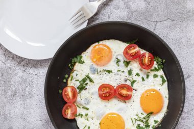 Kızartma tavasında yumurta. Beton gri arka planda. Tabakta.