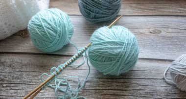 Şırıngayla örgü örmek. Bir ağacın arka planına karşı. El yapımı.