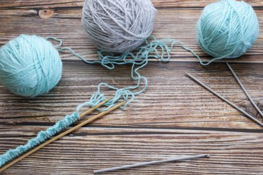 Şırıngayla örgü örmek. Bir ağacın arka planına karşı. El yapımı.