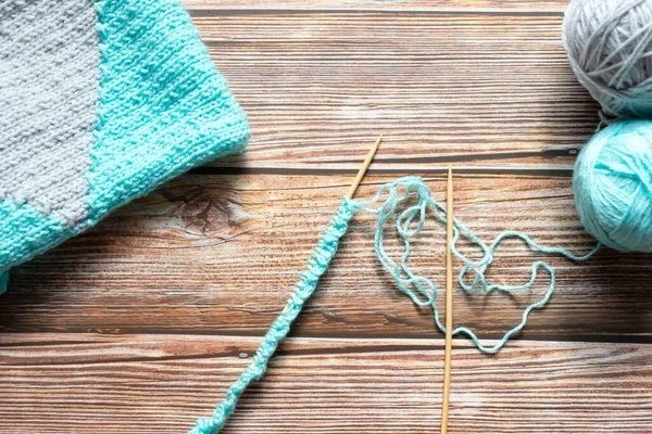 Stricken Mit Nadeln Vor Dem Hintergrund Eines Baumes Handgefertigt — Stockfoto