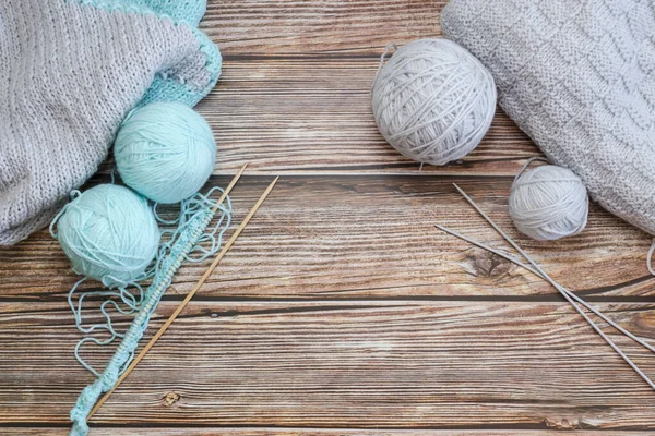 Stricken Mit Nadeln Vor Dem Hintergrund Eines Baumes Handgefertigt — Stockfoto