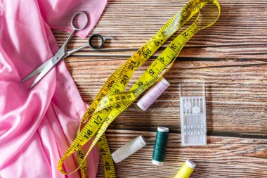 El yapımı yerleşim. Bir ağacın arka planına karşı.