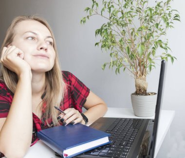 İnternette çalışan kız.