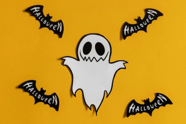 Sarı ve mavi arka planda hayaletler ve yarasalar. Cadılar Bayramı partisi