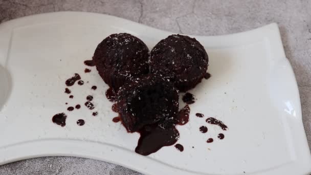Muffins Chocolat Sur Assiettes Blanches Rempli Chocolat Noir — Video