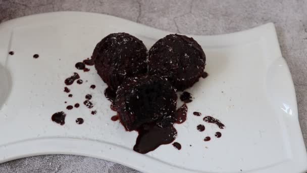 Muffins Chocolat Sur Assiettes Blanches Rempli Chocolat Noir — Video