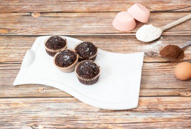 Hindistan cevizli çikolatalı kek. Tahta arkaplan