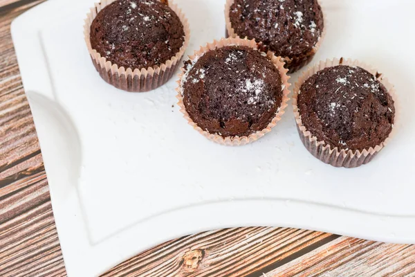 Muffins Chocolate Com Flocos Coco Contra Fundo Madeira — Fotografia de Stock