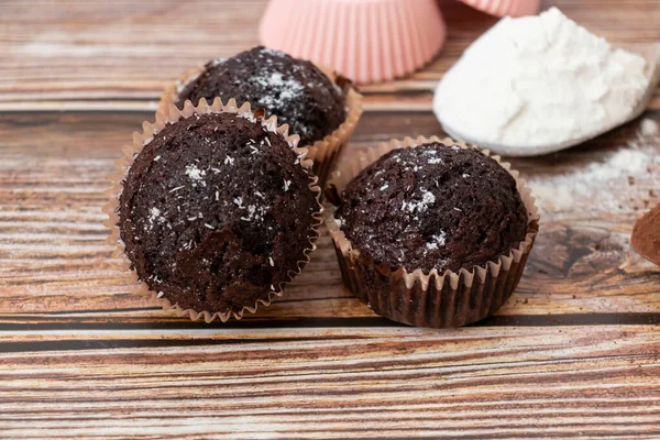 Chocolade Muffins Met Kokosvlokken Tegen Houtachtergrond — Stockfoto