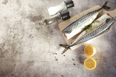 Taze çiğ uskumru balığı. Gri bir arka planda. Limonlu çiğ balık ve sos.
