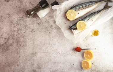 Taze çiğ uskumru balığı. Gri bir arka planda. Limonlu çiğ balık ve sos.