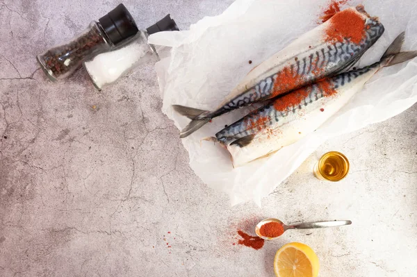 Świeże Surowe Ryby Makreli Szarym Tle Surowa Ryba Cytryną Opatrunkami — Zdjęcie stockowe