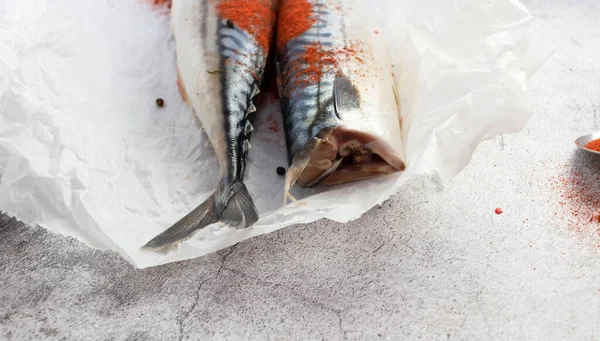 Świeże Surowe Ryby Makreli Szarym Tle Surowa Ryba Cytryną Opatrunkami — Zdjęcie stockowe