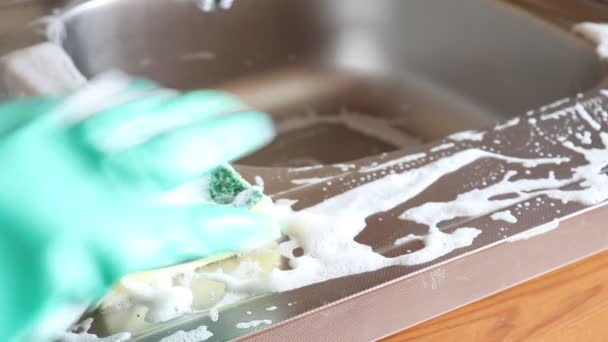 Уборка Кухни Женщина Зеленых Защитных Резиновых Перчатках — стоковое видео