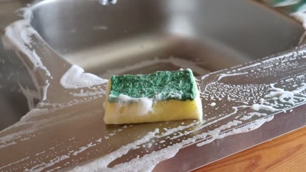 Sprzątanie Kuchni Kobieta Zielonej Gumowych Rękawic Ochronnych Czyszczenia Mebli Kuchennych — Wideo stockowe