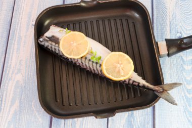 Çiğ uskumru balığı. Tavada balık pişiriyorum..