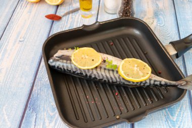 Çiğ uskumru balığı. Tavada balık pişiriyorum..