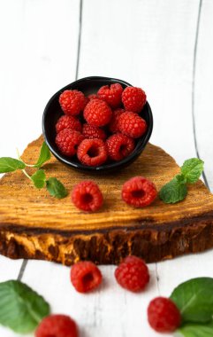 Tahta masada taze ahududu var.