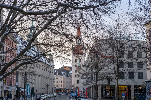 2021年1月9日 冬に木の枝を通って旧市庁舎の眺め ミュンヘン中心部 — ストック写真