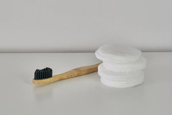 Pamuk Diskler Bambu Diş Fırçası Beyaz Bir Masada — Stok fotoğraf