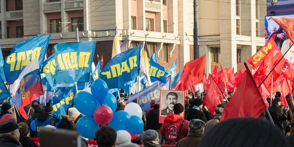 MOSCÚ - 4 DE NOVIEMBRE. Marcha de masas en el Día de la Unidad Nacional . — Foto de Stock