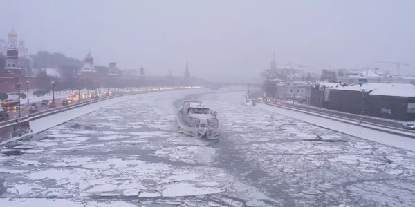 Sneeuwval. Een boot over de Moskou rivier in de buurt van het Kremlin. Stockafbeelding