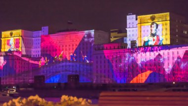 Moskova'da ışık Festivali çemberi. Rusya Savunma Bakanlığı Binası.