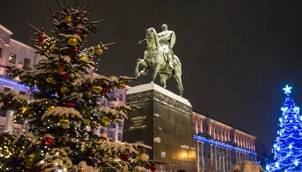 Памятник князю Долгорукому основателю Москвы перед зданием Мосгорсовета . — стоковое фото