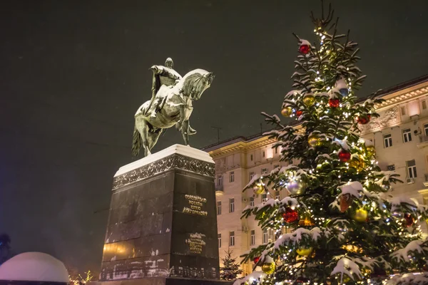 Estátua do príncipe Dolgoruky fundador de Moscou na frente da Prefeitura de Moscou . — Fotografia de Stock