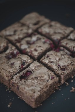 Çikolata ve kakaodan yapılmış lezzetli vejetaryen browni. Lezzetli çikolatalı turta. Seçici odaklanma. Düz kompozisyon ve koyu arka planda taze brovniler. Ev yapımı tatlı. Tatlı yok..  