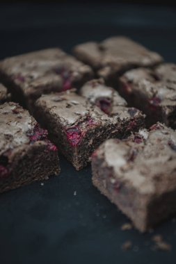 Çikolata ve kakaodan yapılmış lezzetli vejetaryen browni. Lezzetli çikolatalı turta. Seçici odaklanma. Düz kompozisyon ve koyu arka planda taze brovniler. Ev yapımı tatlı. Tatlı yok..  
