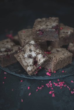 Çikolata ve kakaodan yapılmış lezzetli vejetaryen browni. Lezzetli çikolatalı turta. Seçici odaklanma. Düz kompozisyon ve koyu arka planda taze brovniler. Ev yapımı tatlı. Tatlı yok..  