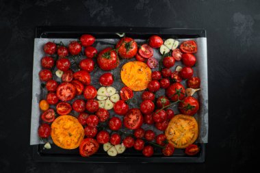 Fırında domates, patlıcan, kabak. Taze sebzeler masada. Market sebzesi, bahçe. Diyet konsepti. Sağlıklı organik vejetaryen yemekleri.