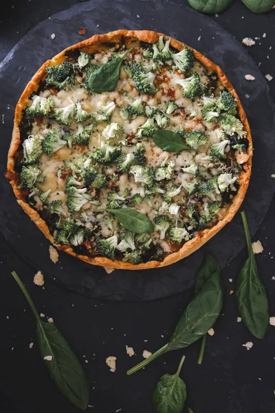 Quiche Millet Aux Épinards Saumon Brocoli Ricotta Sur Table Bois Photo De Stock