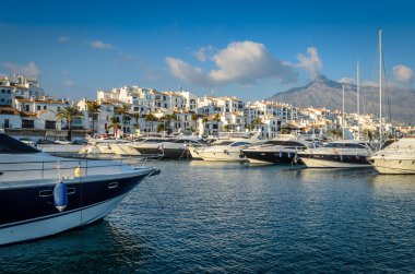 Lüks arabalar ve Puerto Banus, Marbella yeachts