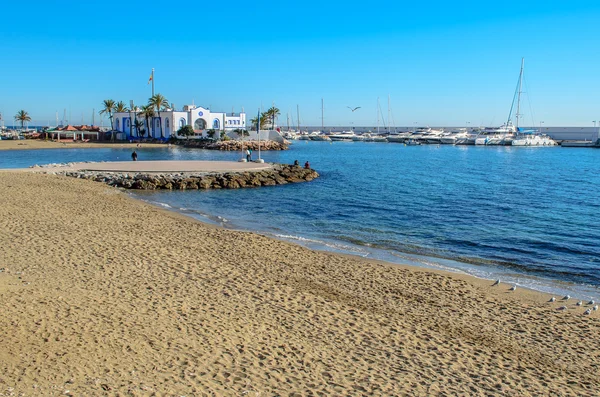 Marbellan ranta ja satama — kuvapankkivalokuva