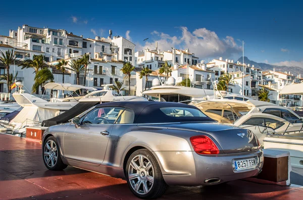 Luxusní automobily a yeachts v Puerto Banus, Marbella — Stock fotografie
