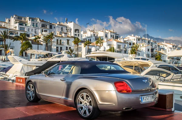 Auto di lusso e yacht a Puerto Banus, Marbella — Foto Stock