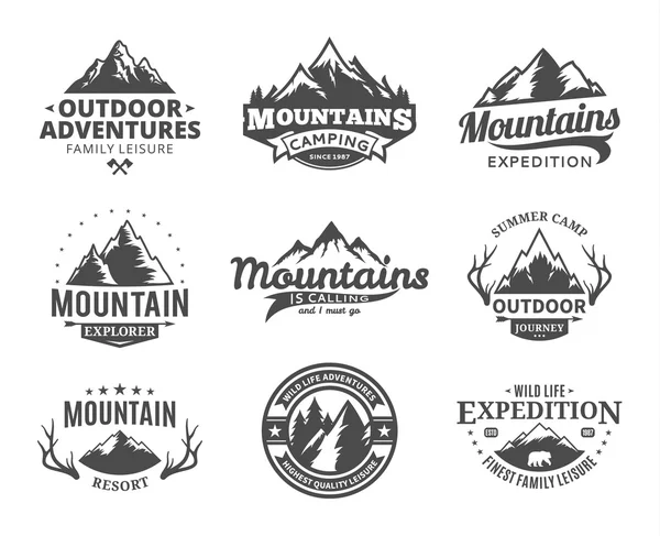 Conjunto de vector montaña y aventuras al aire libre logo — Vector de stock