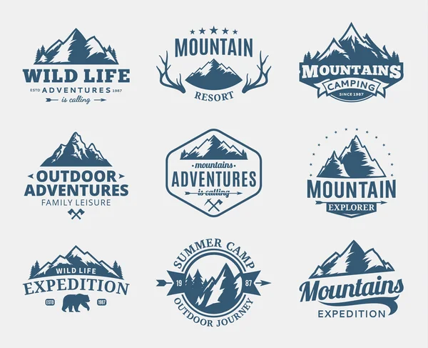 Conjunto de vector montaña y aventuras al aire libre logo — Vector de stock