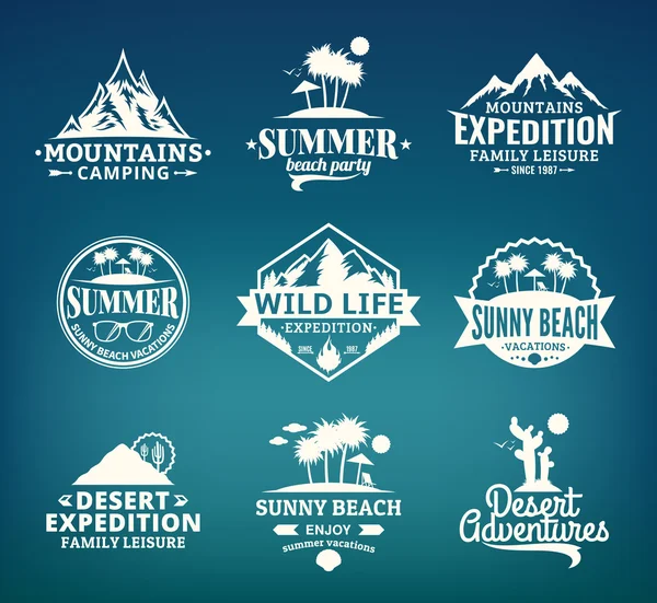 Conjunto de vector de verano, montaña y aventuras al aire libre logo — Vector de stock