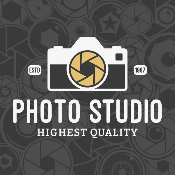 Logo dello studio fotografico vettoriale sopra l'otturatore della macchina fotografica e il modello degli obiettivi — Vettoriale Stock