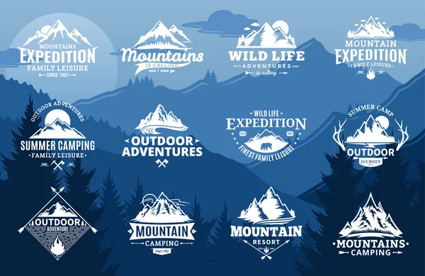 Conjunto de vector montaña y aventuras al aire libre logo — Vector de stock