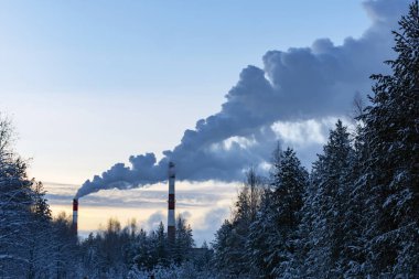 Duman endüstriyel borulardan geliyor