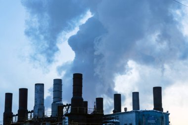 Duman endüstriyel borulardan geliyor