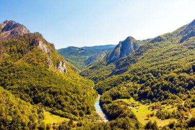 Nehir dağların arasından akar.