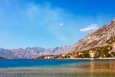 Dağlardaki deniz kenarındaki evler