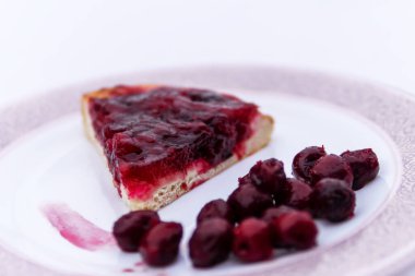 Vişneli turta tabakta.