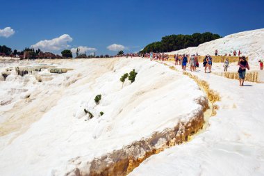 İnsanlar Pamukkale 'de yürür ve yıkanır. .