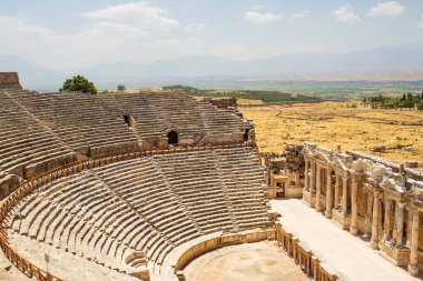Çölde antik amfi tiyatrolar var.